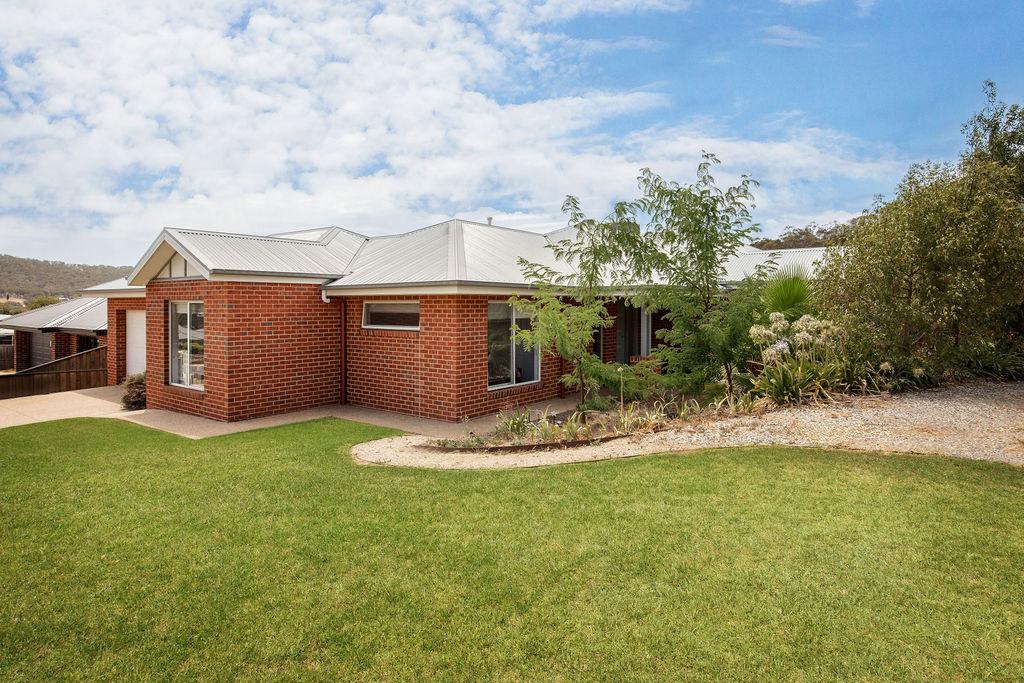 11 Lexington Pl, Hamilton Valley, NSW 2641