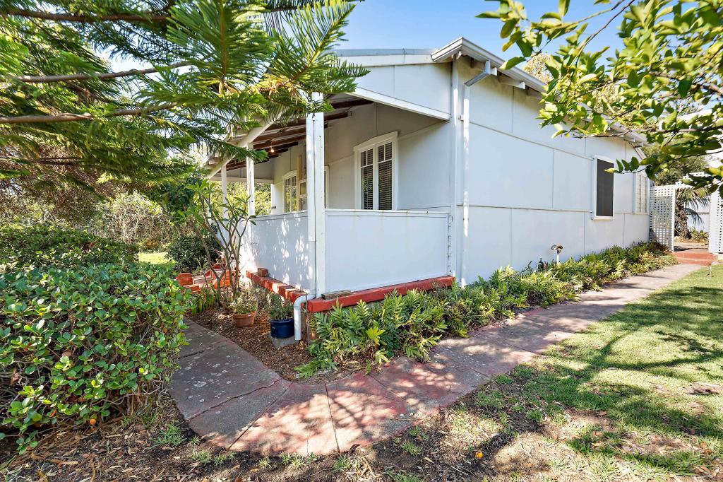 14 Livingstone St, Beaconsfield, WA 6162