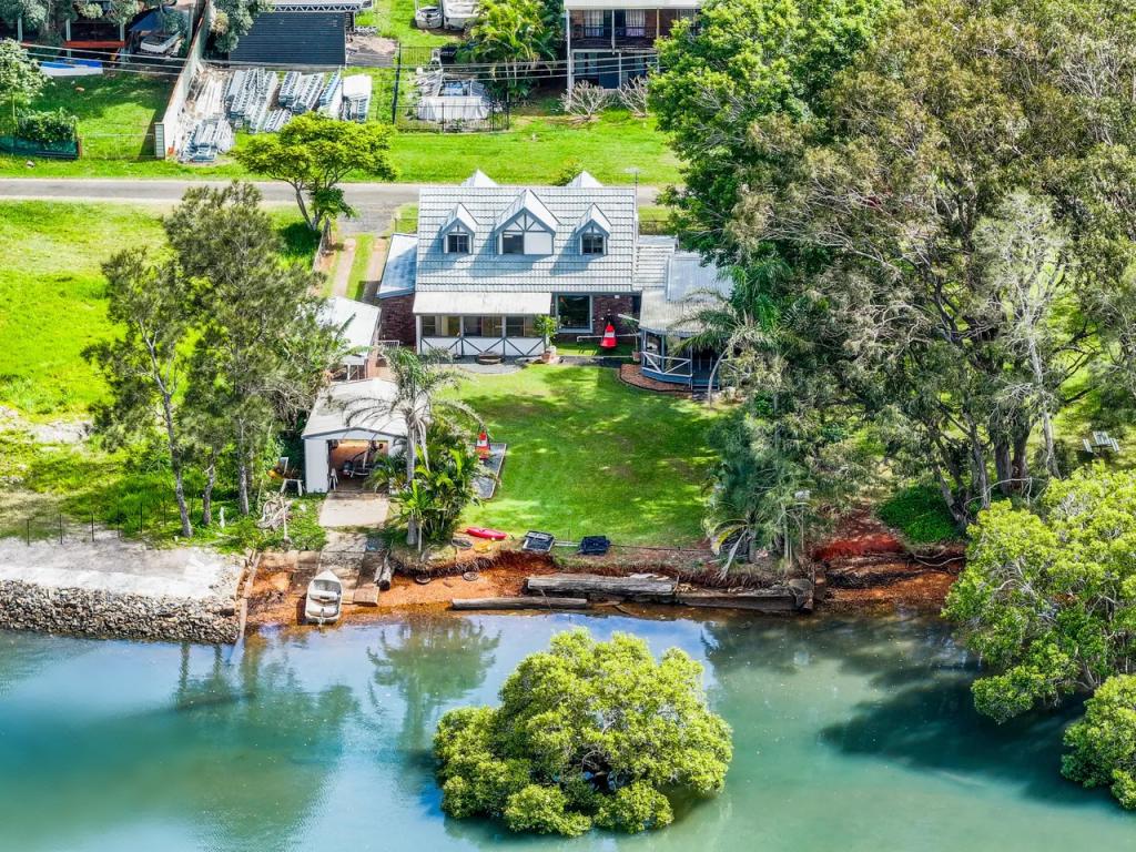 18 Emerson St, Russell Island, QLD 4184