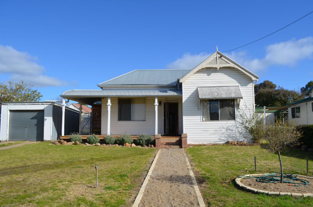 18 Currawong St, Young, NSW 2594