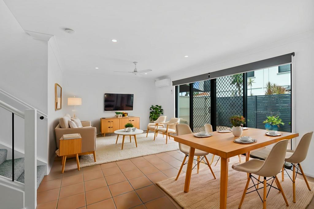 2/4 Scenic Ave, Benowa, QLD 4217