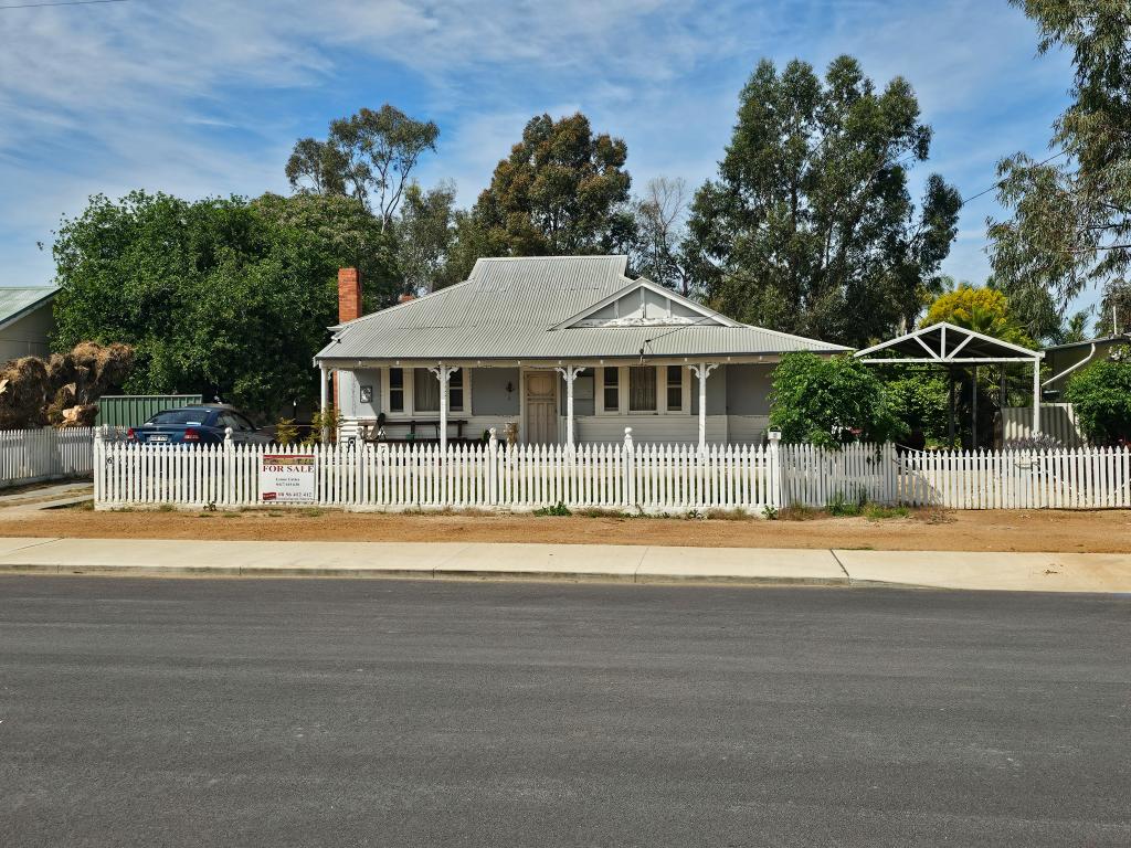 6 Thornton Ave, Kellerberrin, WA 6410