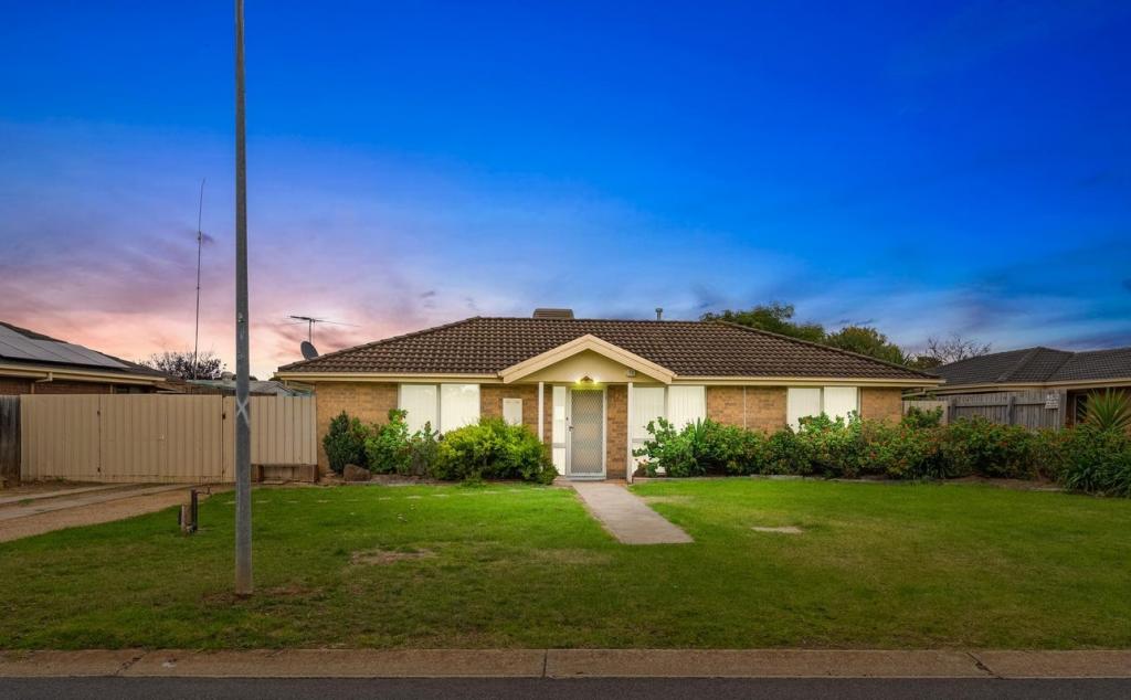 2 Gainsborough Pl, Melton West, VIC 3337