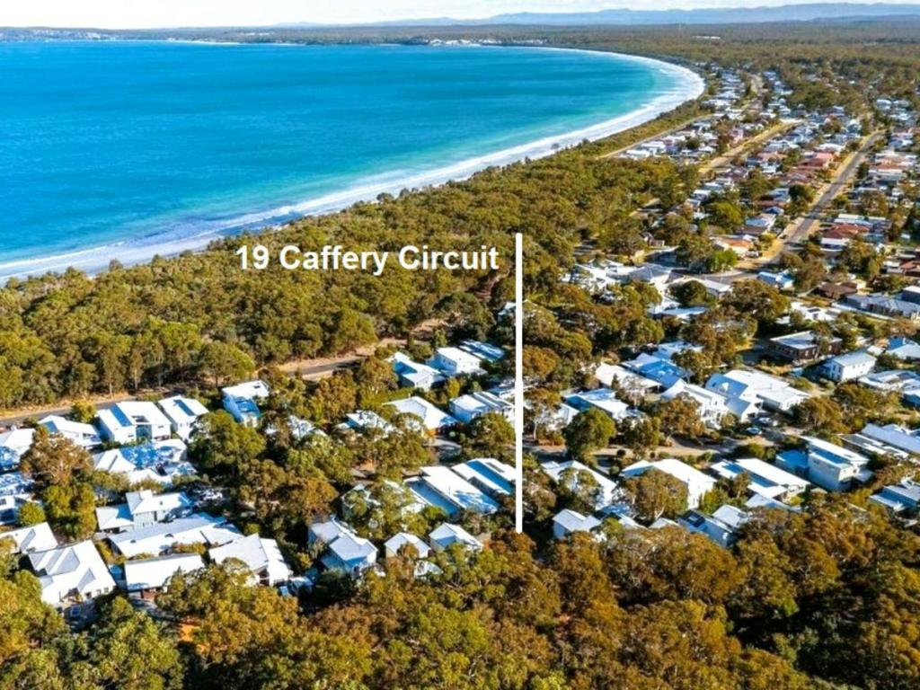 19 CAFFERY CCT, CALLALA BEACH, NSW 2540