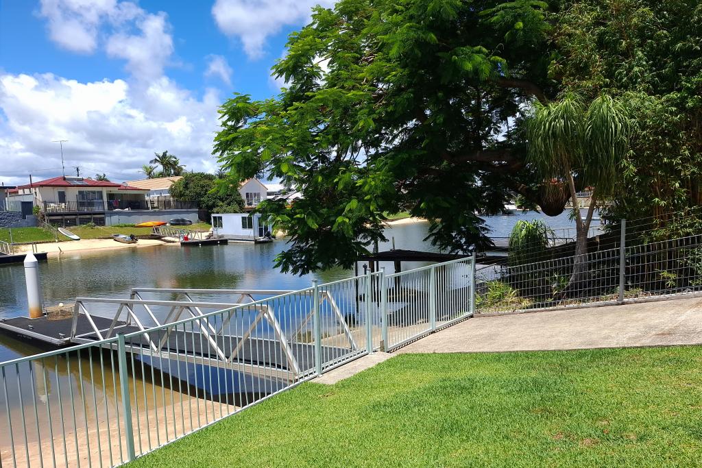 4 Andrew Ave, Broadbeach Waters, QLD 4218