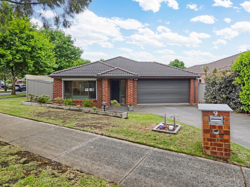 9 Pipetrack Cct, Cranbourne East, VIC 3977