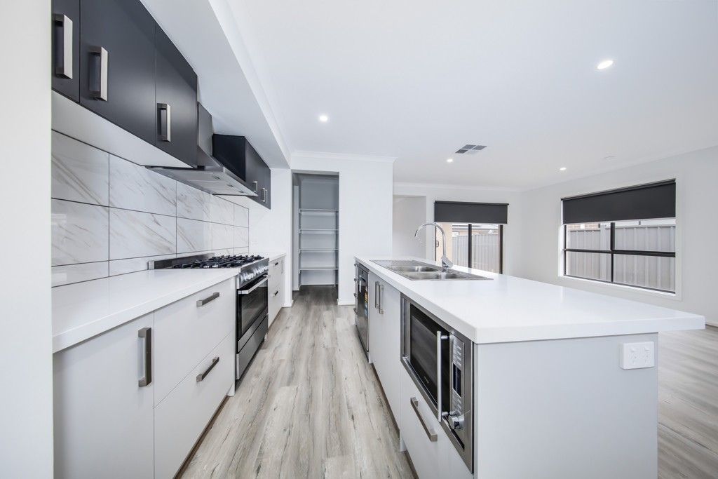 42 RUISLIP AVE, STRATHTULLOH, VIC 3338