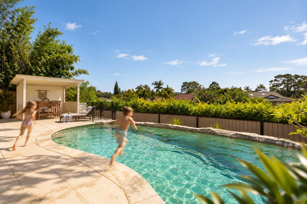 10 WYARA CL, ELANORA, QLD 4221