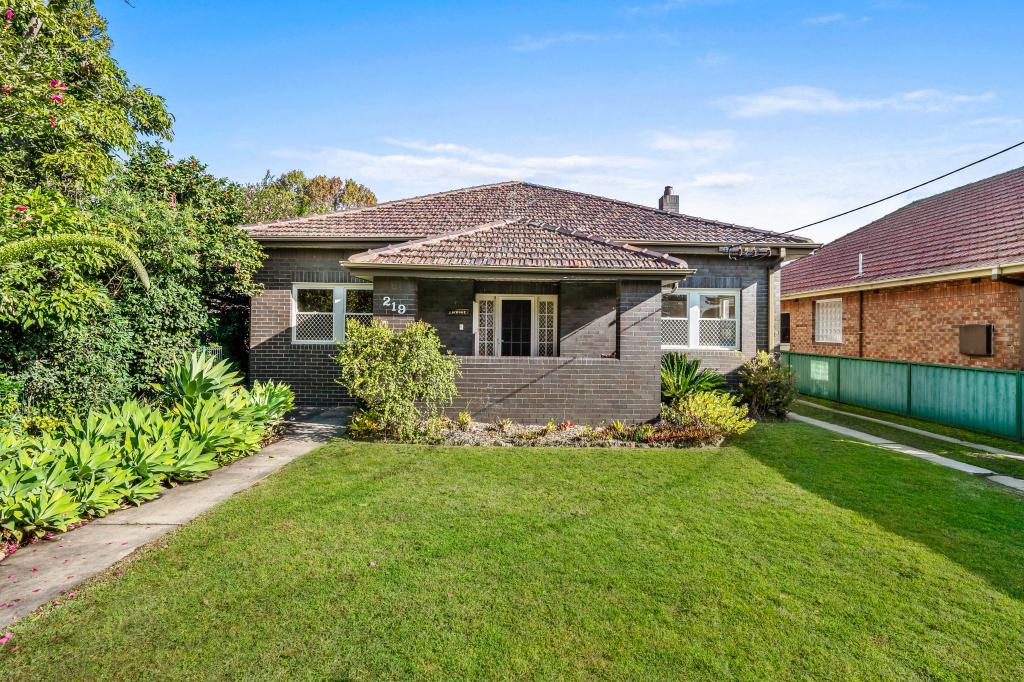 219 Parkway Ave, Hamilton South, NSW 2303