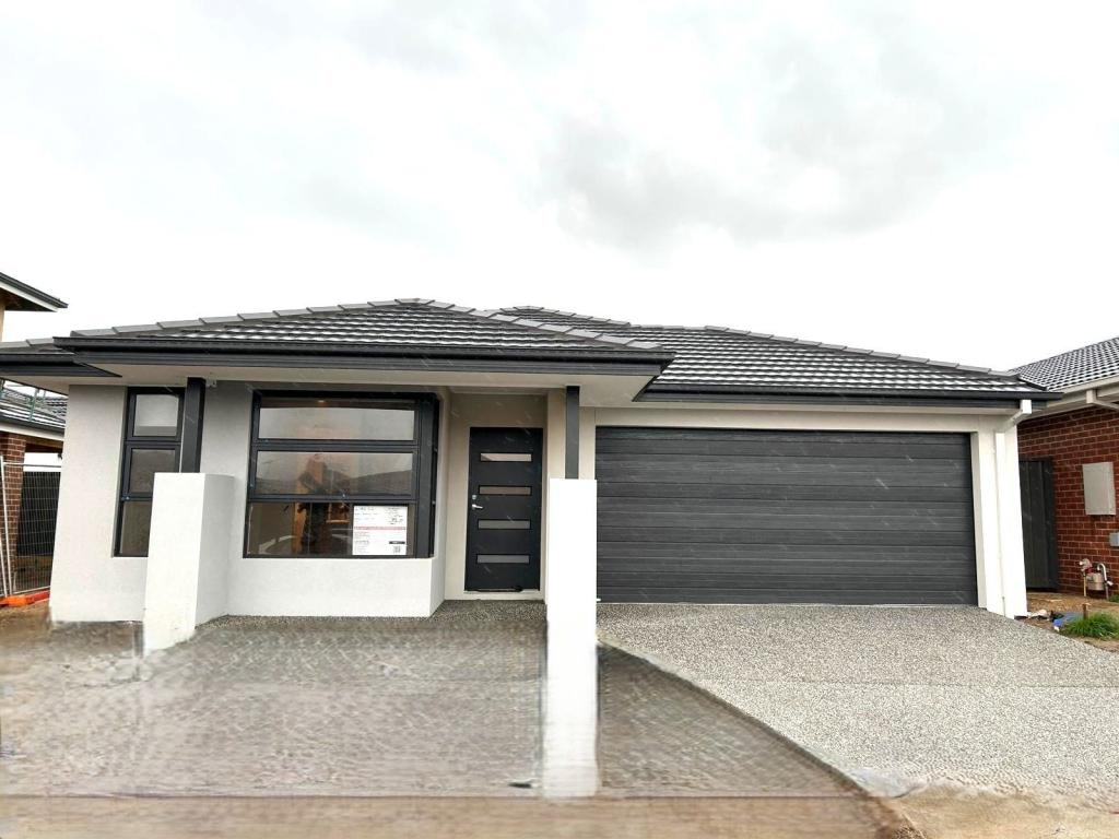14 Paradise Cct, Clyde North, VIC 3978