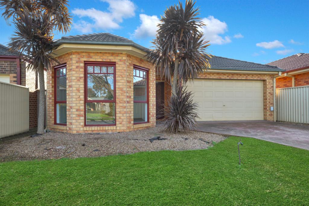 8 CLEARWATER DR, PAKENHAM, VIC 3810