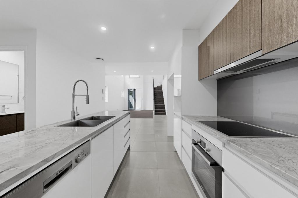 102/29 Caroline St, Woody Point, QLD 4019
