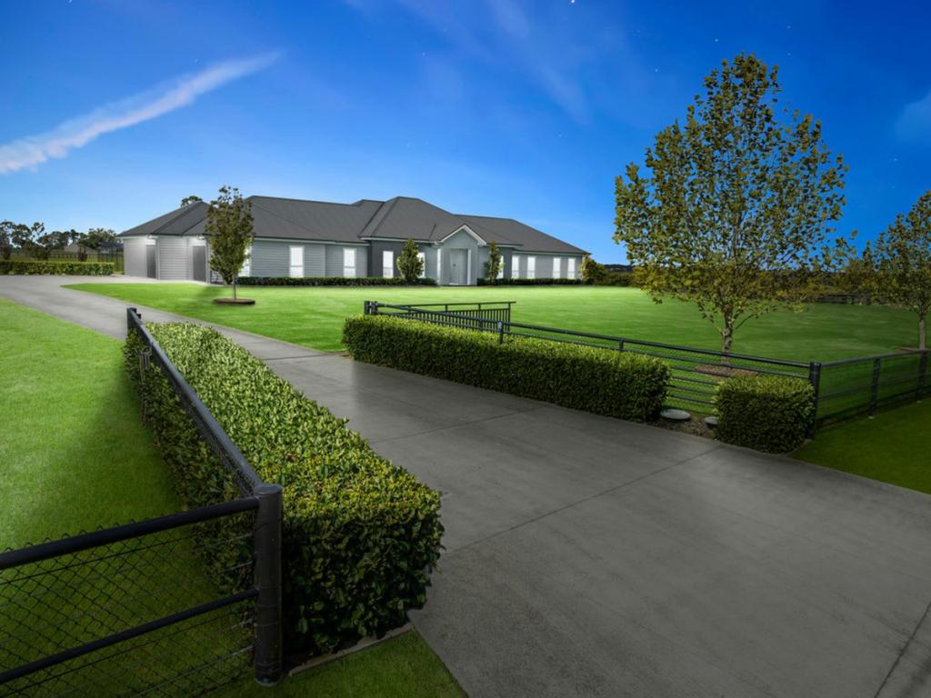 7 WESTMINSTER PL, RAZORBACK, NSW 2571