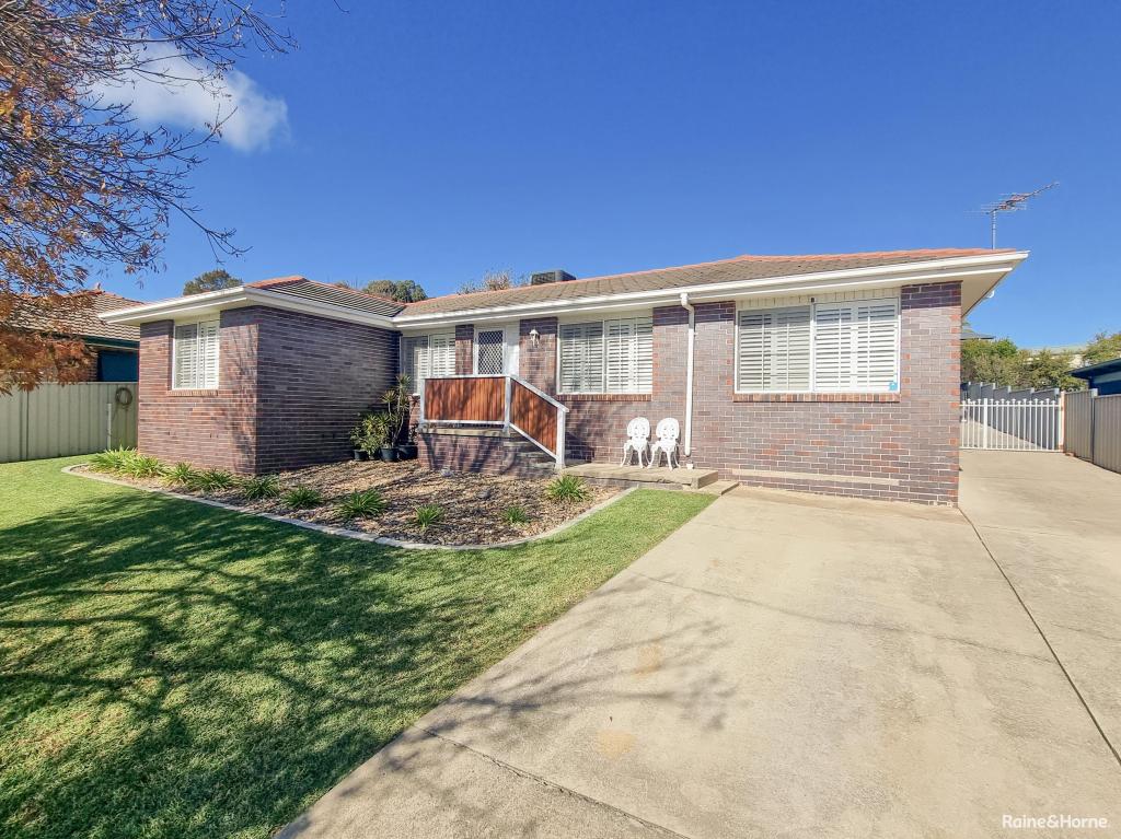 10 Pineview Cct, Young, NSW 2594