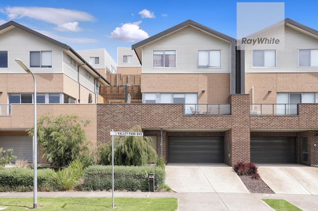 8 VALLEY PARK BVD, WESTMEADOWS, VIC 3049