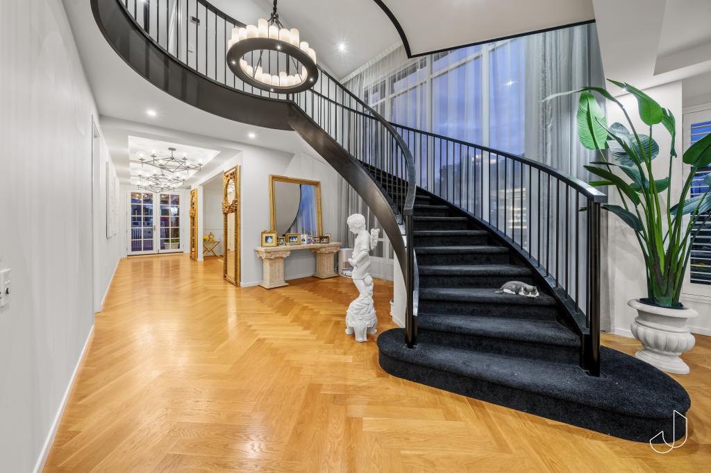 8 Queen Guineveres Pl, Paradise Point, QLD 4216