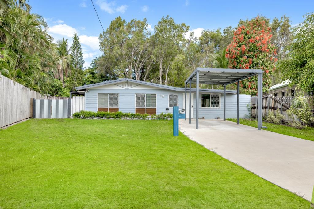 18 MOONAH ST, HOLLOWAYS BEACH, QLD 4878