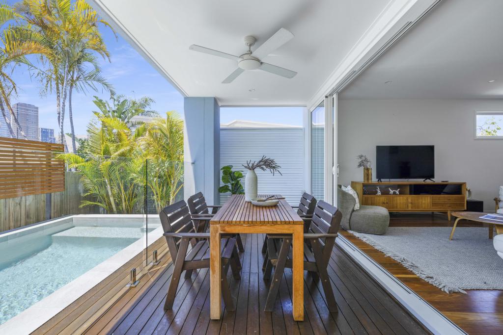 2/34 Naranga Ave, Broadbeach Waters, QLD 4218