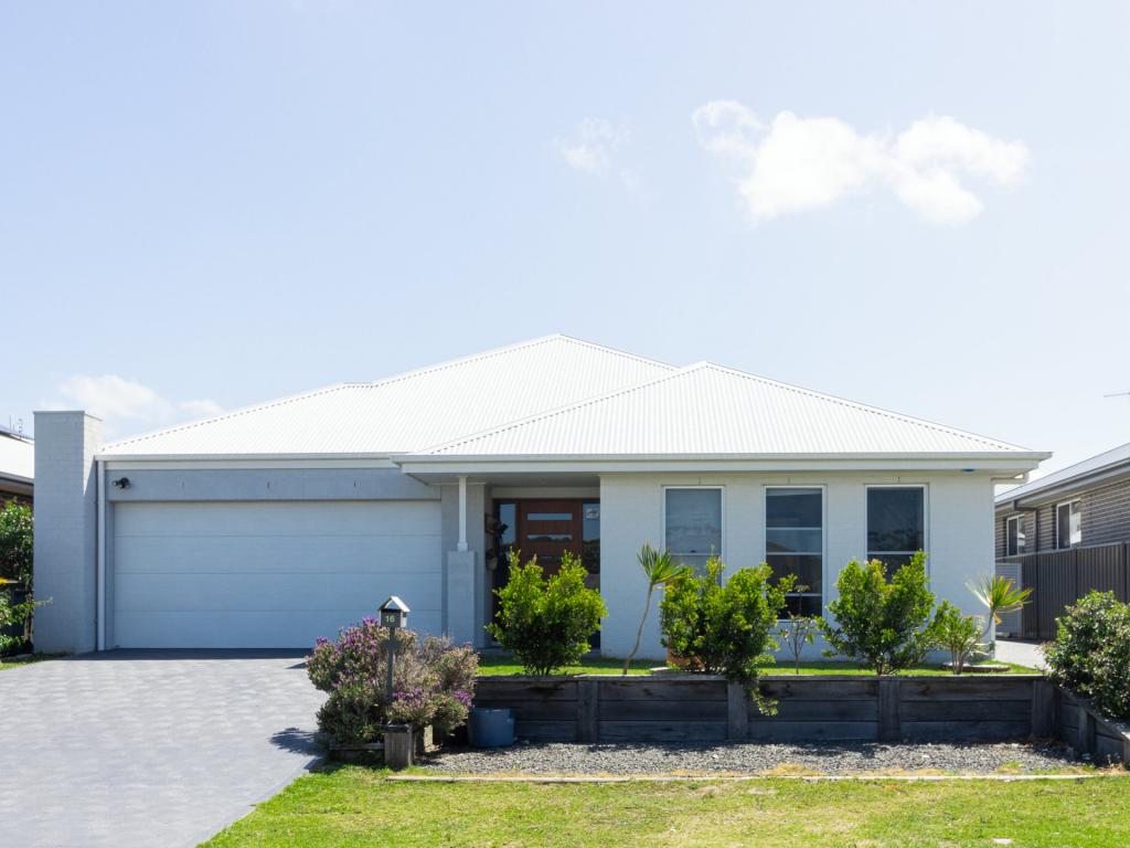 16 HASTINGS PDE, SUSSEX INLET, NSW 2540