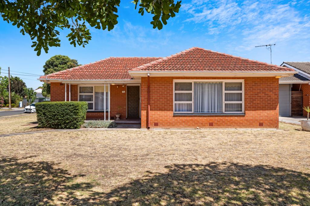 33 ST ANDREWS CRES, NOVAR GARDENS, SA 5040