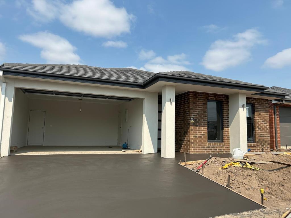 8 VOYAGER PDE, CLYDE NORTH, VIC 3978