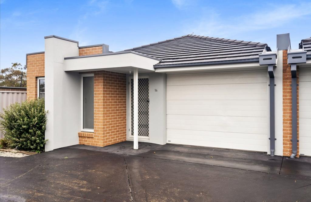 16 WOODLET PL, PAKENHAM, VIC 3810