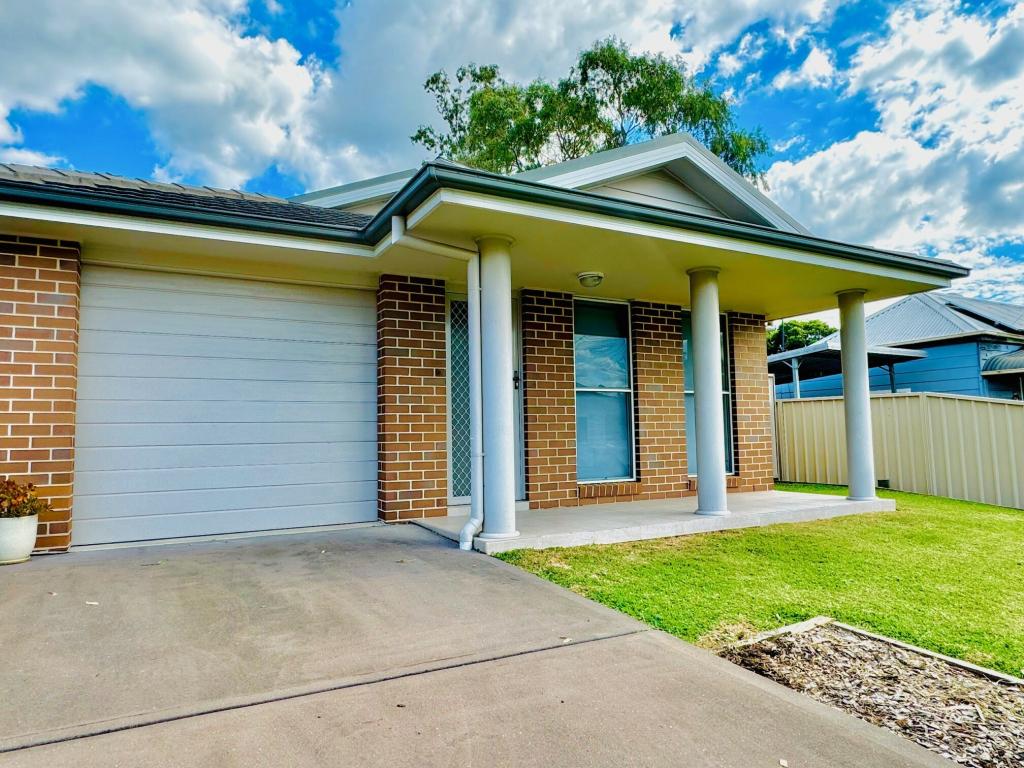 2/18 Little Park St, Greta, NSW 2334