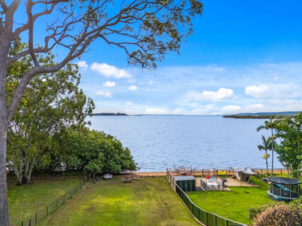 15 Byron St, Russell Island, QLD 4184