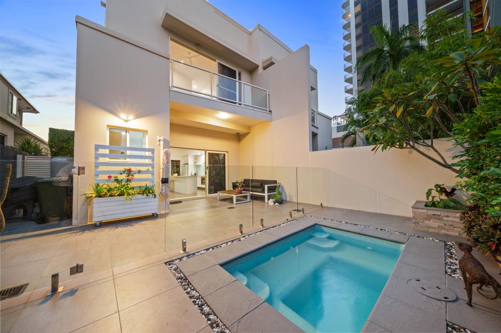 2/25 ANEMBO ST, CHEVRON ISLAND, QLD 4217
