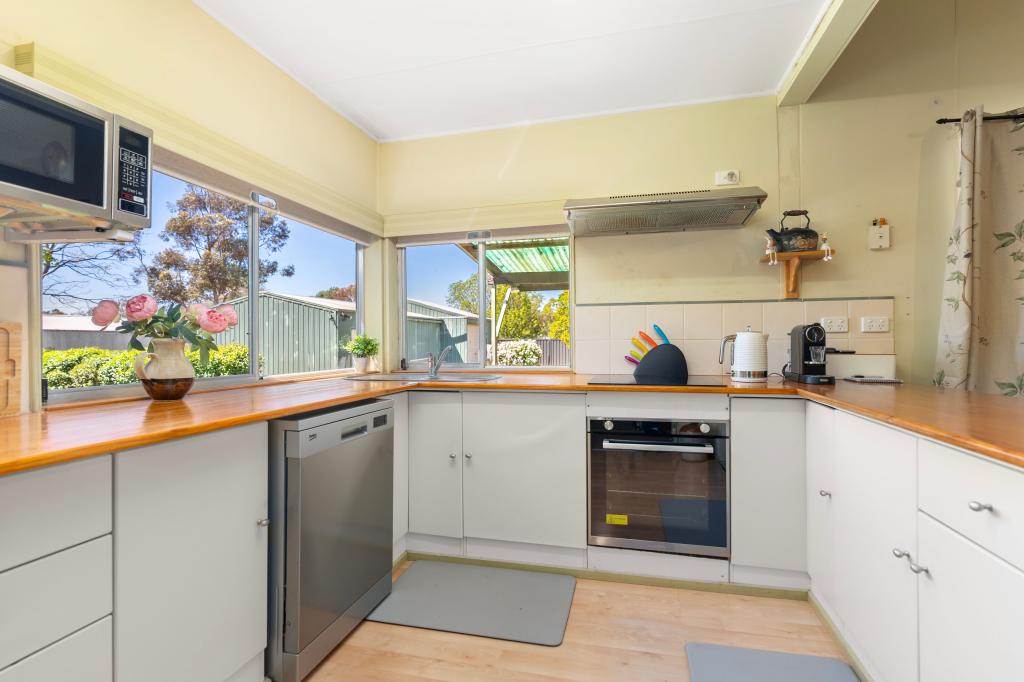 50 Young St, Oaklands, NSW 2646