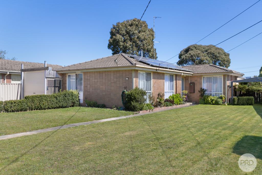 44 WILLOW GR, WENDOUREE, VIC 3355