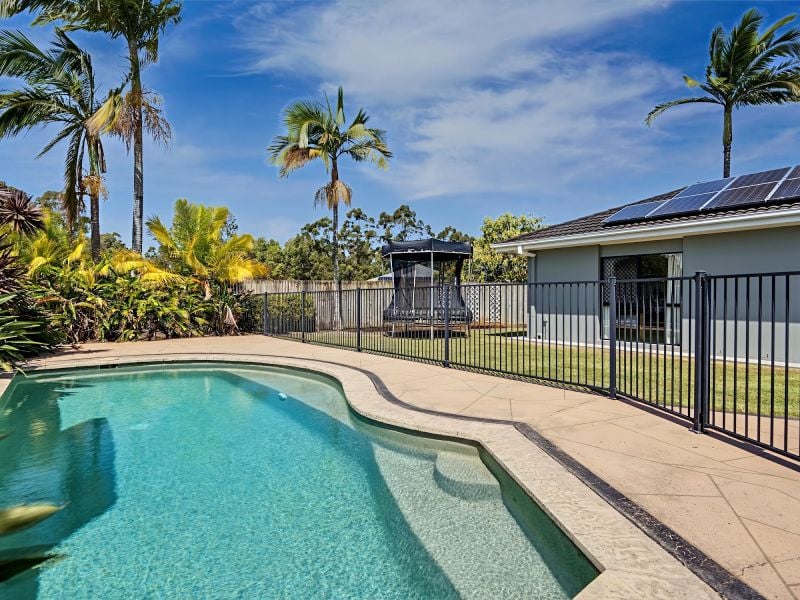 2 Berwick Ct, Redland Bay, QLD 4165
