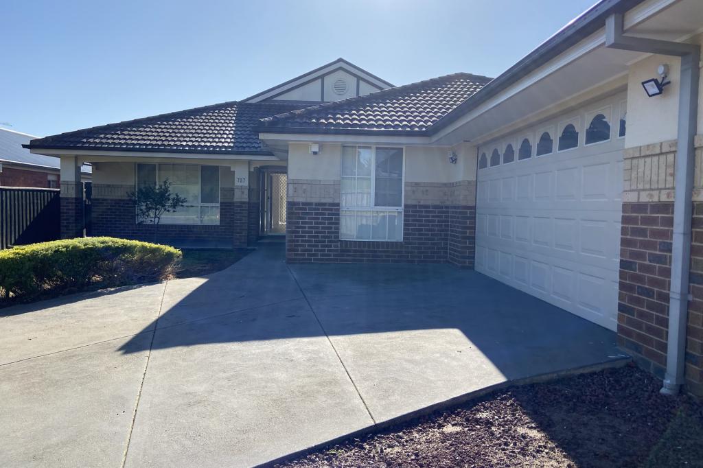 727 Glasscocks Rd, Narre Warren South, VIC 3805