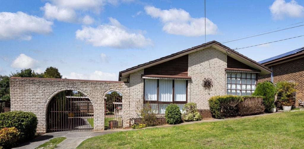 28 Beresford Cres, Gladstone Park, VIC 3043