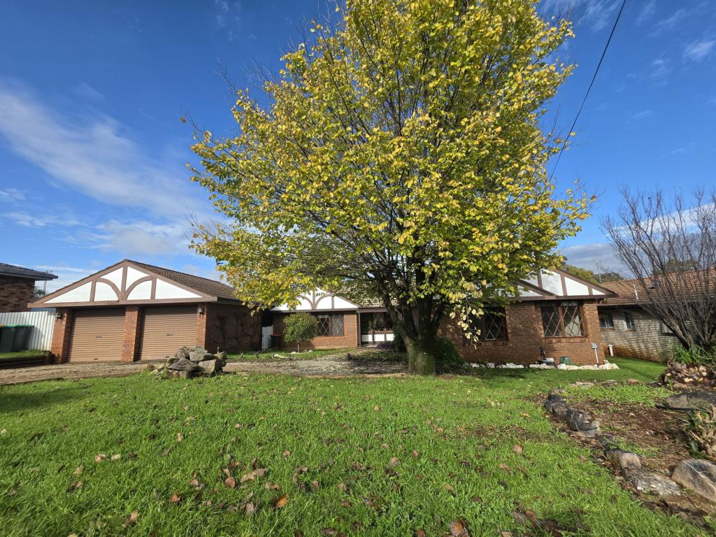2 Nuthall Cres, Young, NSW 2594