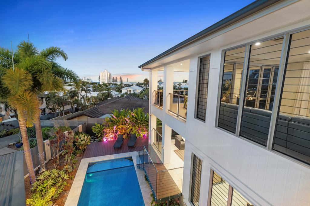 10 CRYSTAL WAVES PL, ALEXANDRA HEADLAND, QLD 4572