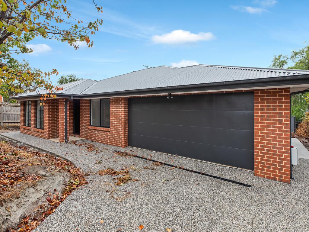 6B MOORE ST, MADDINGLEY, VIC 3340