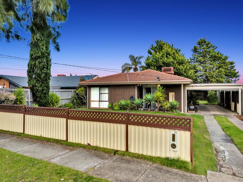 15 Woodburn Cres, Meadow Heights, VIC 3048