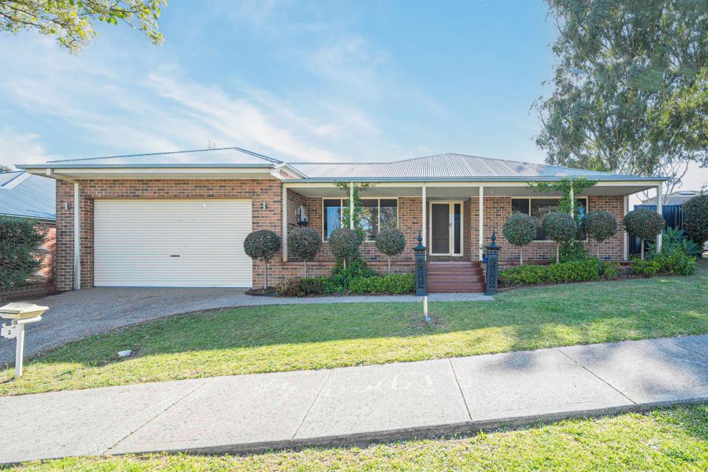 2 THORNLEY DR, BERWICK, VIC 3806