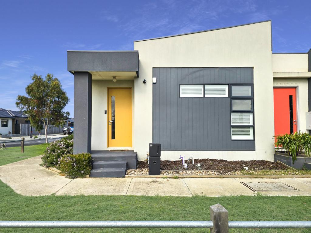 18 Oleary Walk, Charlemont, VIC 3217