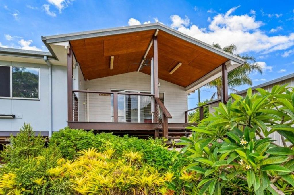 8 ALLAMANDA ST, RUSSELL ISLAND, QLD 4184