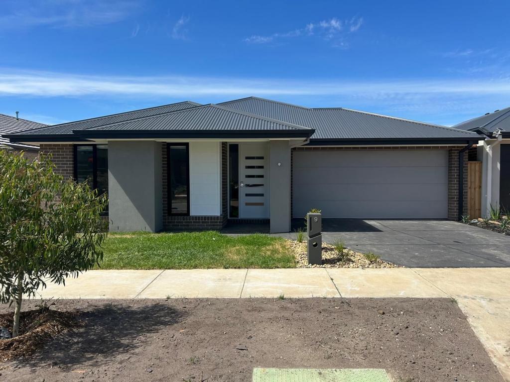 9 Rhodes Way, Clyde North, VIC 3978