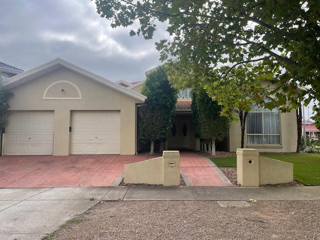 52 Tasman Cres, Taylors Lakes, VIC 3038