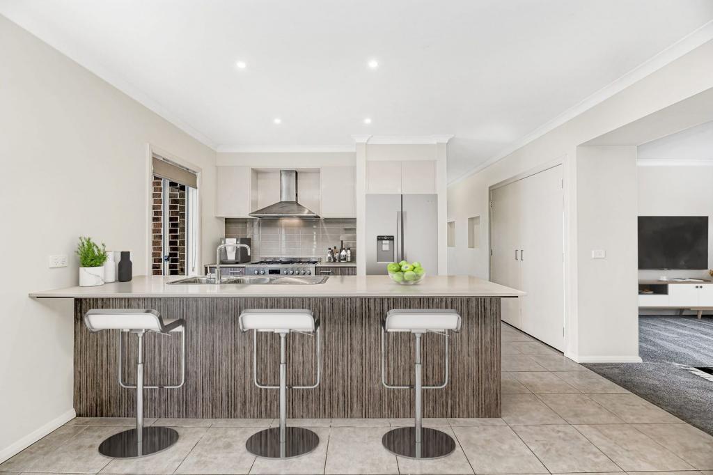 28 Compton Way, Clyde North, VIC 3978