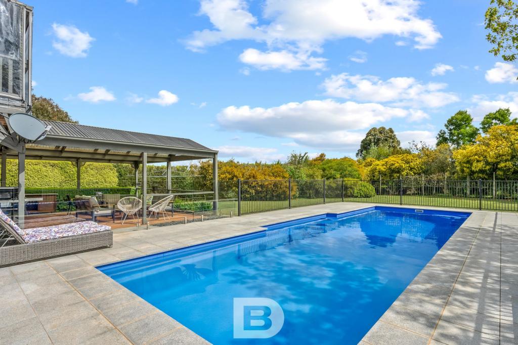 2 AURORA CL, GISBORNE, VIC 3437