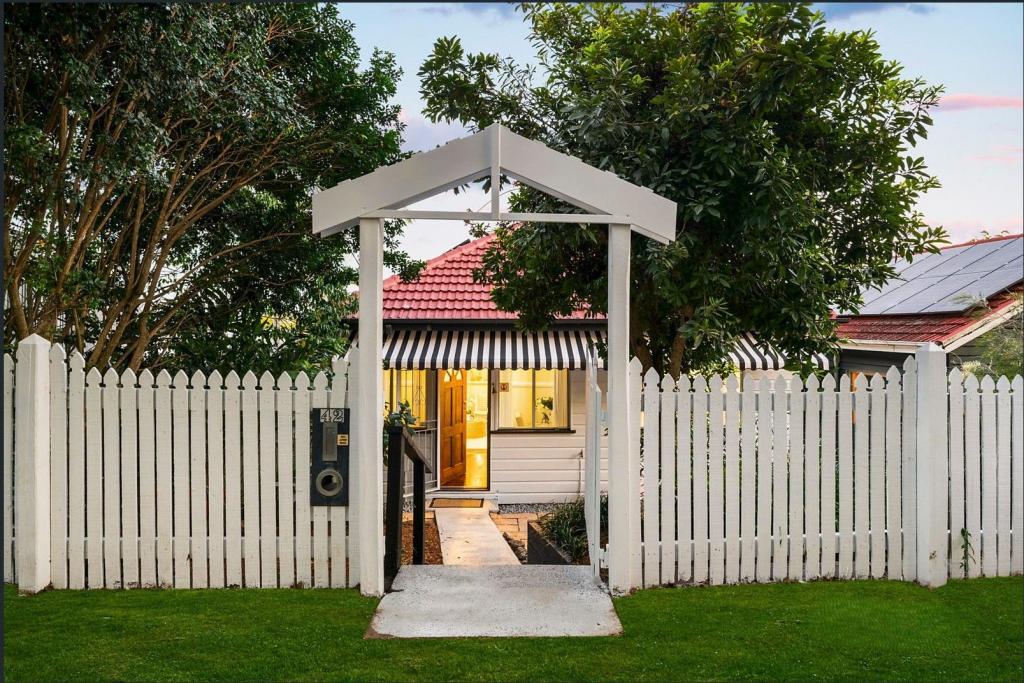 42 Hockings St, Holland Park West, QLD 4121