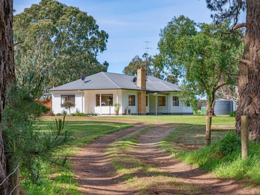 77 CLARKE ST, BRANXHOLME, VIC 3302