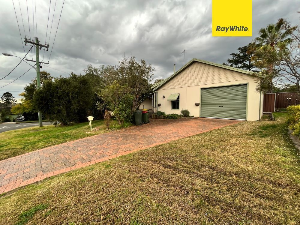 2 Grandview Dr, Campbelltown, NSW 2560