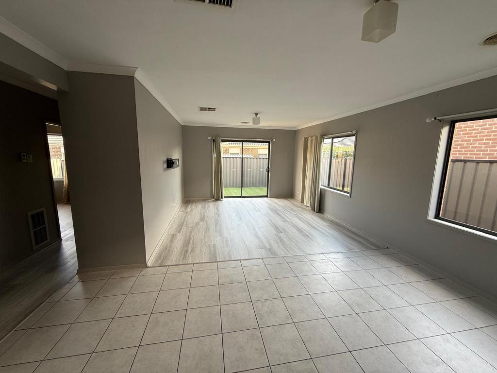 33 Evergreen Cres, Craigieburn, VIC 3064