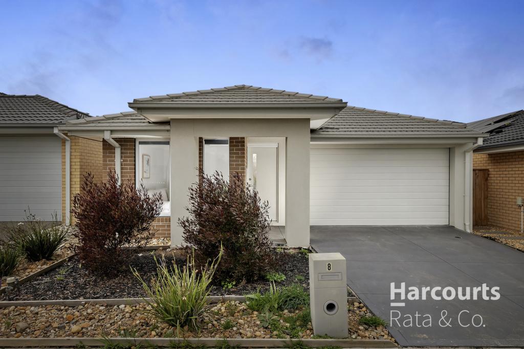 8 LUNAR ST, BEVERIDGE, VIC 3753